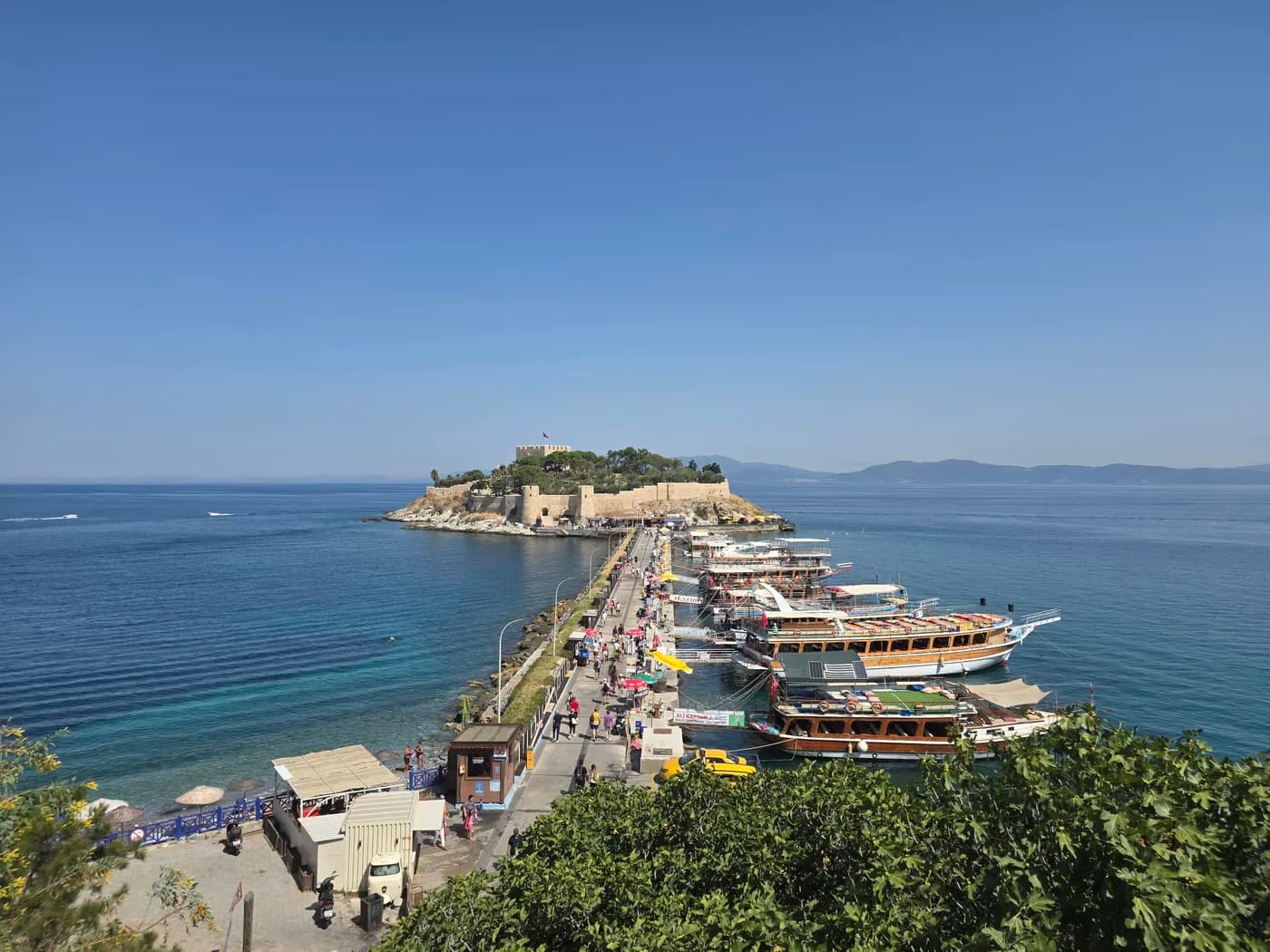 Il porto di Kuşadası e le barche da escursione