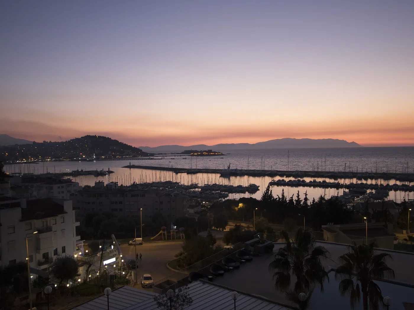 Tramonto sul porto turistico di Kuşadası